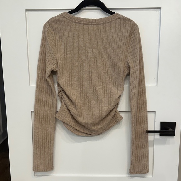 Commense Ribbed V-Neck Top - Picture 8 of 9